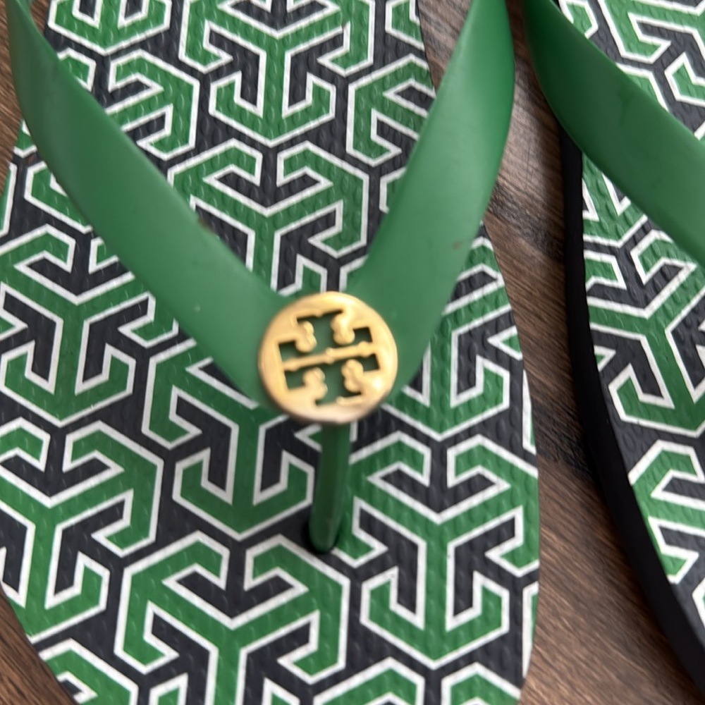 Tory Burch Geometric Green Flip Flops 8.5 Perfect Like New, Worn Once - Picture 2 of 7
